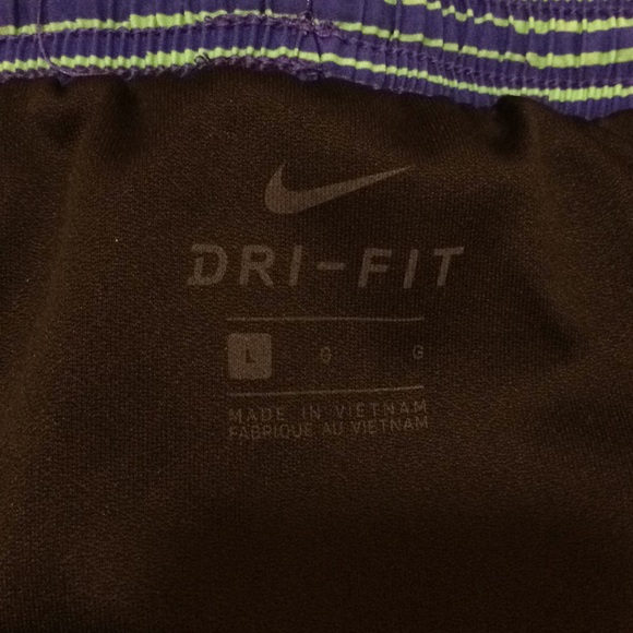 Men’s NWOT Nike Line Stripes Swim Trunks - Picture 3 of 3